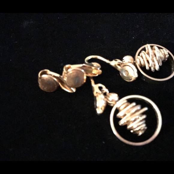 🛍 Vintage Clip On Gold Pinecone Earrings EUCw/bag - Picture 5 of 6